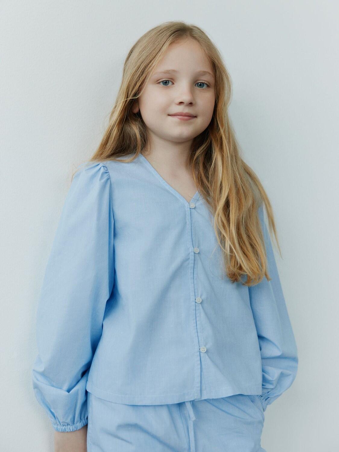 SOFIE_SCHNOOR_Teens_Maedchen_Bluse_gestreift_blau_weiss_lifestyle