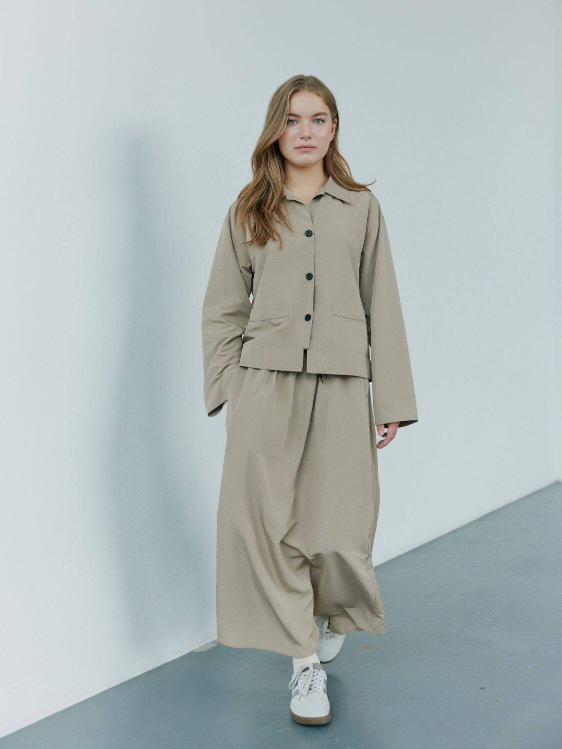 SOFIE_SCHNOOR_Teens_Maedchen_Jacke_Gem_hellbraun_G261283_7115_Warm_Stone_lifestyle