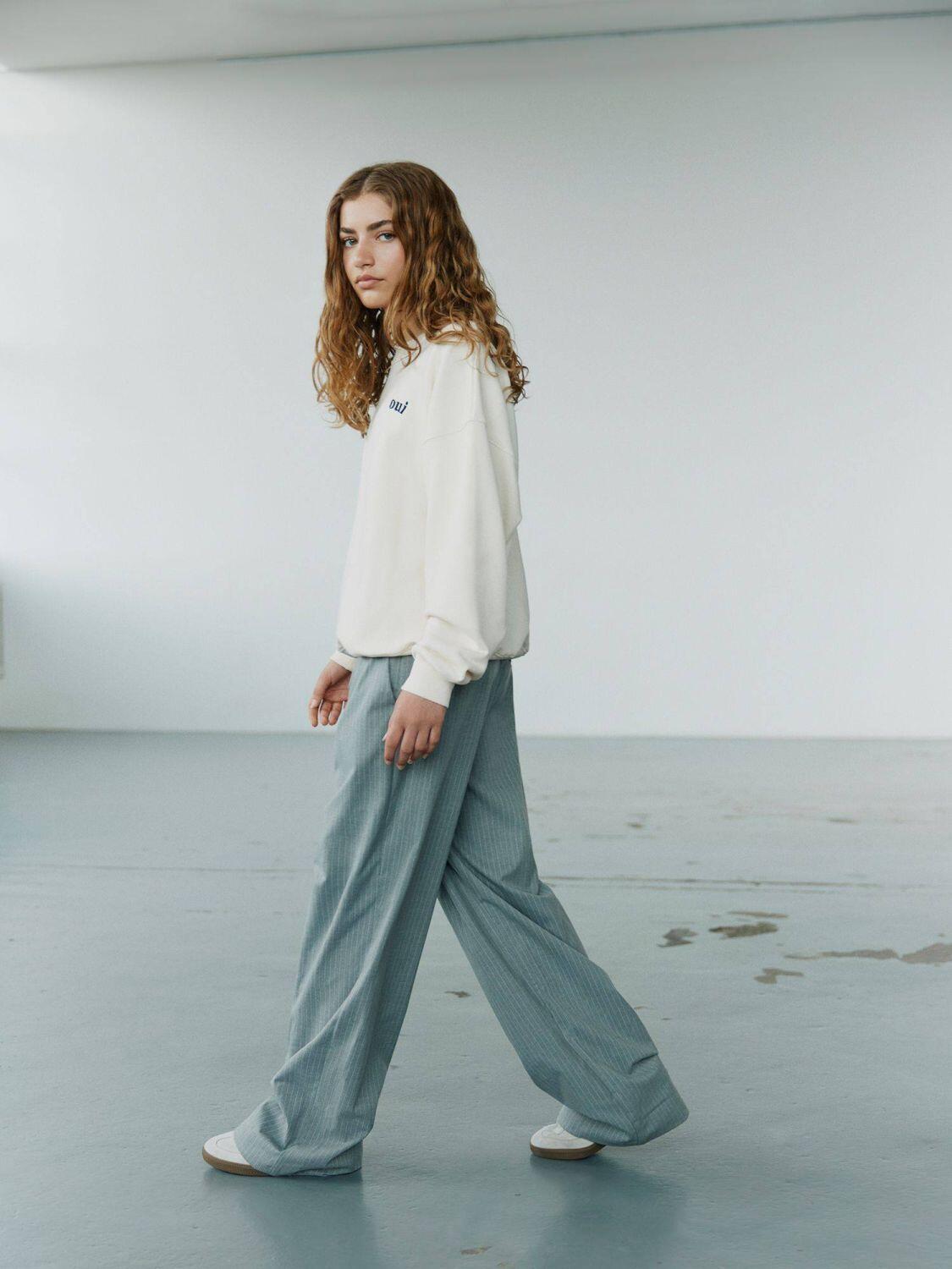 SOFIE_SCHNOOR_Teens_Maedchen_Sweatshirt_Eli_ecru_Lifestyle-1