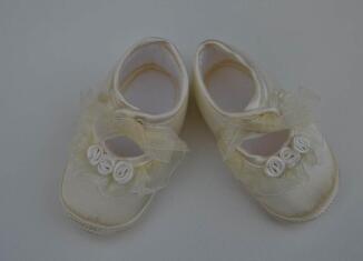 Tavolinchen Taufschuhe creme