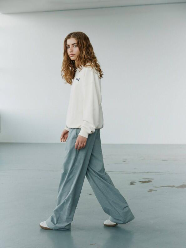 SOFIE_SCHNOOR_Teens_Maedchen_Sweatshirt_Eli_ecru_Lifestyle-1