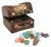 Schatzkiste aus Holz mit Mineralien und Steinen